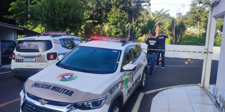 Mulher morre após tentar dar facada em policiais em Lacerdópolis